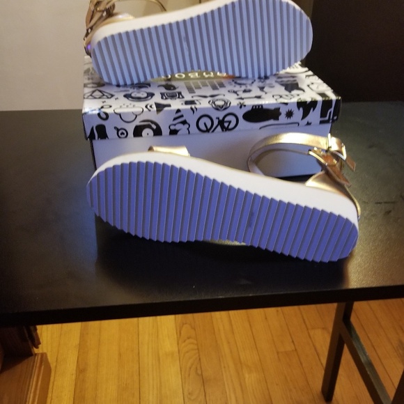 Shoes - Picture 2 of 6